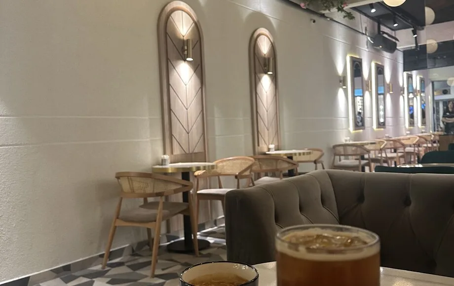 Sahne: Salon